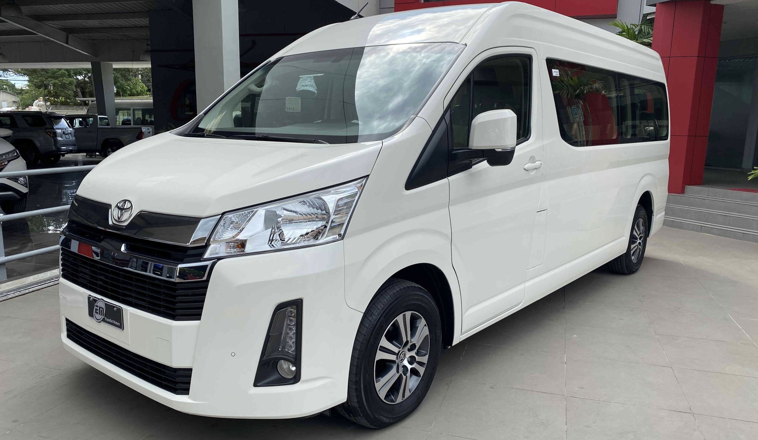 Toyota HIACE - transport family up to 12 members